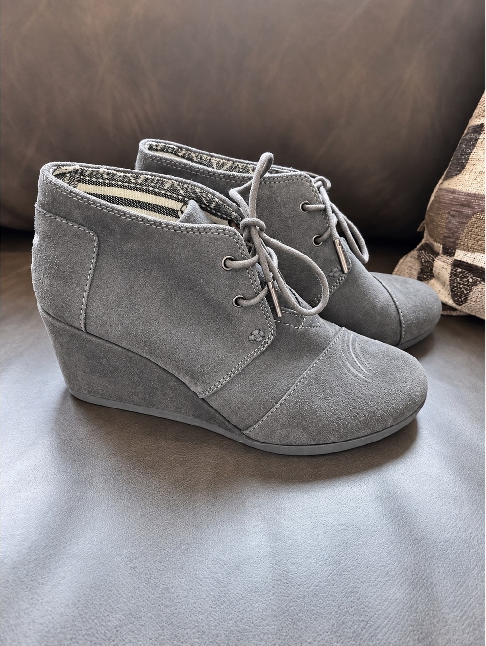 TOMS Desert Wedge Booties Women’s 7.5 Gray Suede Lace Up Ankle Boots Boho